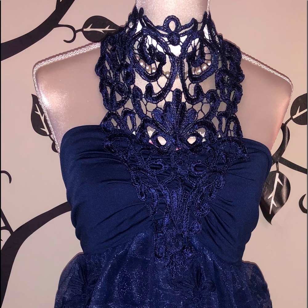 Halter blouse whit embroidered shell!✨